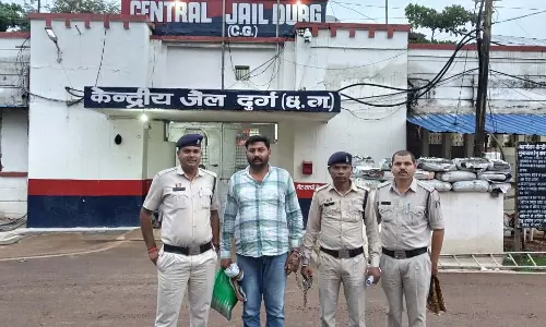 CG: शेयर बाजार में निवेश के नाम पर 41 लाख की ऑनलाइन ठगी, मुख्य आरोपी गिरफ्तार CG: शेयर बाजार में निवेश के नाम पर 41 लाख की ऑनलाइन ठगी, मुख्य आरोपी गिरफ्तार