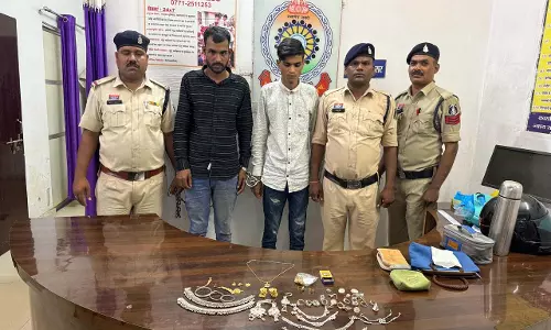 हिस्ट्रीशीटर ने साथियों संग की थी लाखों की चोरी, 6 आरोपी गिरफ्तार हिस्ट्रीशीटर ने साथियों संग की थी लाखों की चोरी, 6 आरोपी गिरफ्तार
