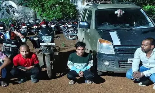 सिक्स लाइन ओवरब्रिज के नीचे छापा: जुआ खेलते 5 आरोपी गिरफ्तार सिक्स लाइन ओवरब्रिज के नीचे छापा: जुआ खेलते 5 आरोपी गिरफ्तार