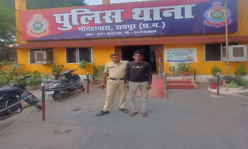 मौदहापारा थाना क्षेत्र में गुंडा बदमाश चाकू के साथ गिरफ्तार मौदहापारा थाना क्षेत्र में गुंडा बदमाश चाकू के साथ गिरफ्तार