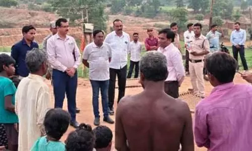 पण्डो बस्ती पहुंचे कलेक्टर, ग्राम वासियों से की मुलाकात