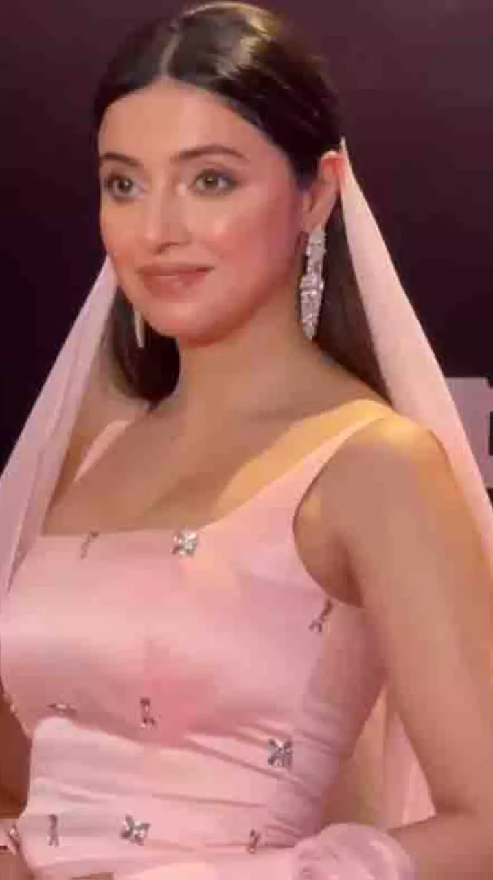 दिव्या खोसला ने मिडडे अवार्ड्स में अपनी बेहद खूबसूरत उपस्थिति दर्ज कराई