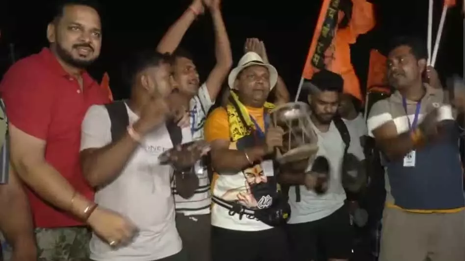 अमरनाथ यात्रा: भगवान भोले के जयकारों के साथ जम्मू से पहला जत्था रवाना, उपराज्यपाल ने दिखाई हरी झंडी अमरनाथ यात्रा: भगवान भोले के जयकारों के साथ जम्मू से पहला जत्था रवाना, उपराज्यपाल ने दिखाई हरी झंडी