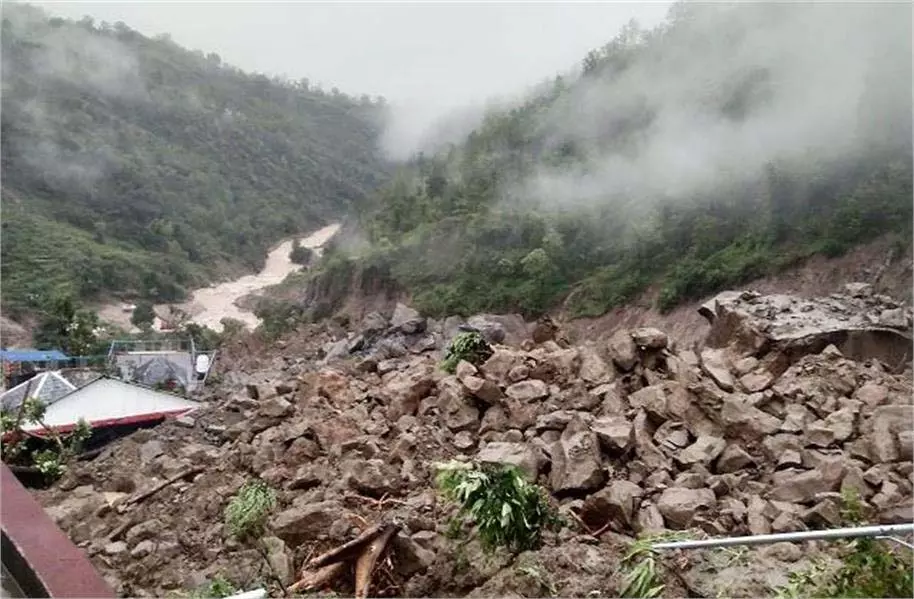 Himachal Pradesh: मलबे में दबने से दादी-पोते की दर्दनाक मौत Himachal Pradesh: मलबे में दबने से दादी-पोते की दर्दनाक मौत