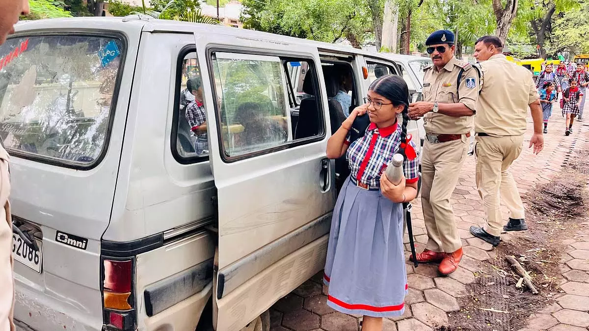 Indore : अवैध व्यावसायिक उपयोग के लिए 10 संशोधित वाहनों का पंजीकरण निलंबित Indore : अवैध व्यावसायिक उपयोग के लिए 10 संशोधित वाहनों का पंजीकरण निलंबित