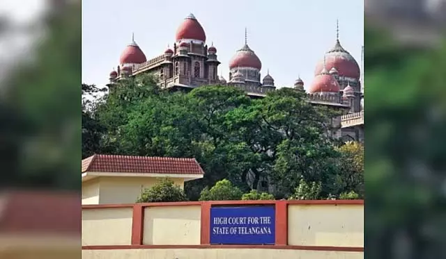 Telangana HC ने अवमानना मामले में रंगारेड्डी जिला कलेक्टर को नोटिस जारी किया Telangana HC ने अवमानना मामले में रंगारेड्डी जिला कलेक्टर को नोटिस जारी किया