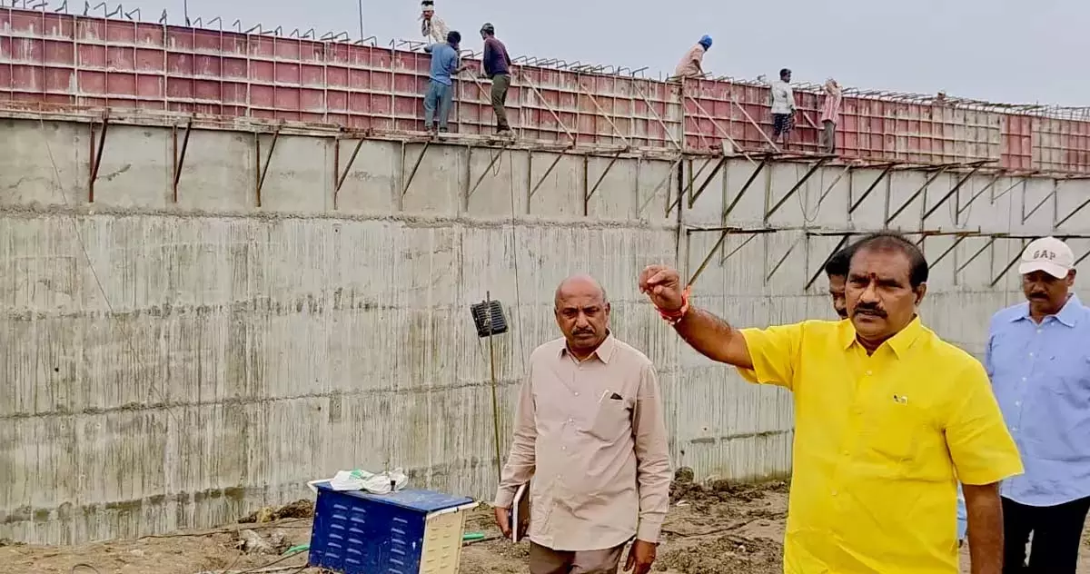 बुडामेरु नहर के टूटे हुए हिस्से को रिकॉर्ड समय में पाट दिया: Minister Ramanaidu बुडामेरु नहर के टूटे हुए हिस्से को रिकॉर्ड समय में पाट दिया: Minister Ramanaidu