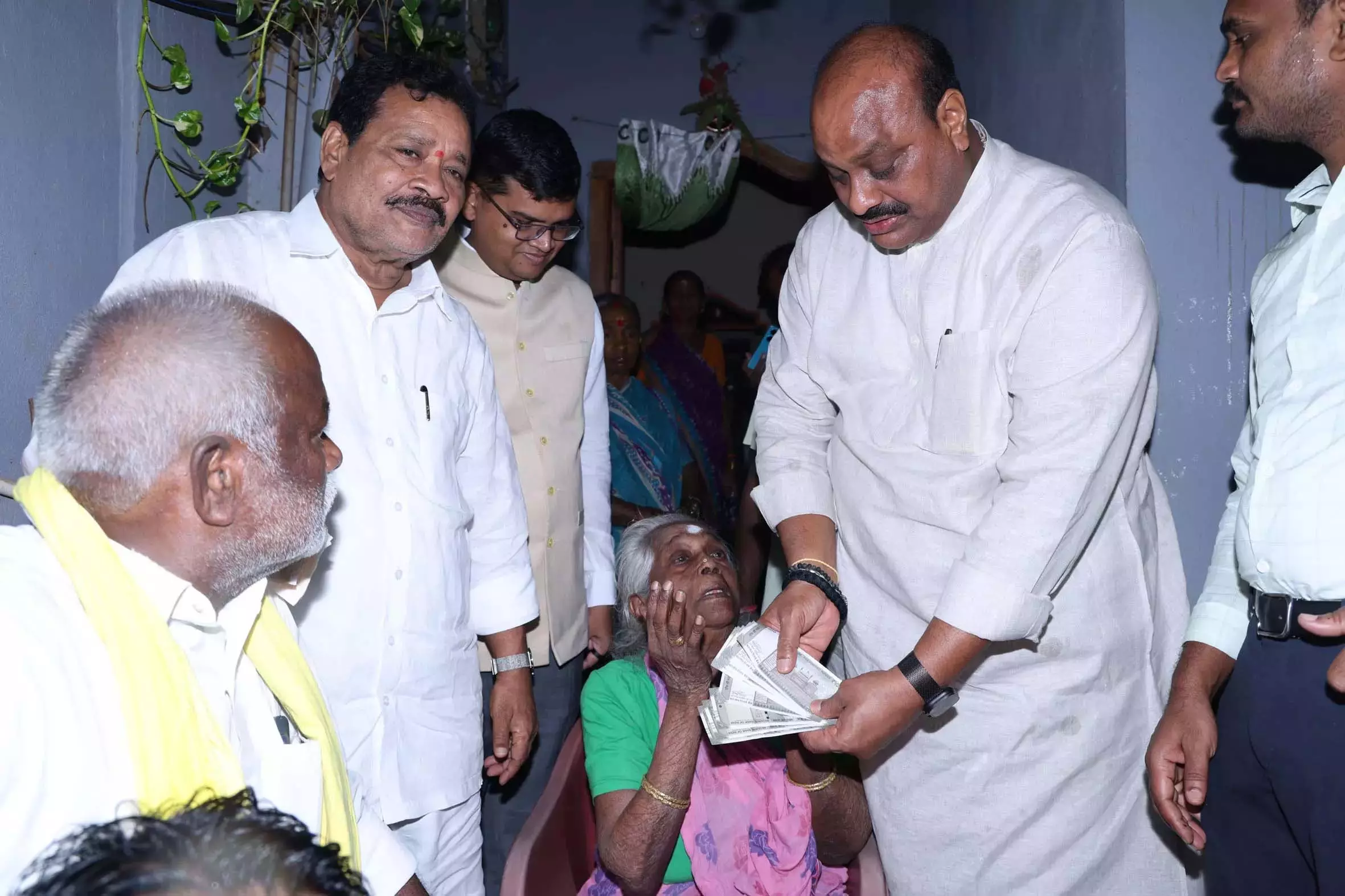 Andhra: अत्चन्नायडू ने पेंशन वितरण को घटिया सेवा बताया Andhra: अत्चन्नायडू ने पेंशन वितरण को घटिया सेवा बताया