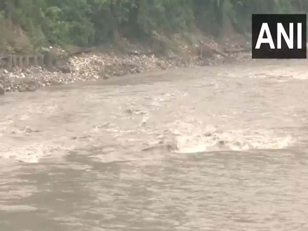 Mandi में भारी बारिश के बाद ब्यास नदी में भीषण बाढ़ आई Mandi में भारी बारिश के बाद ब्यास नदी में भीषण बाढ़ आई