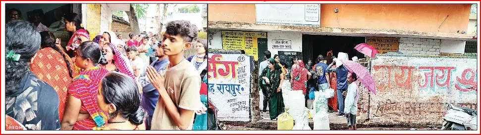 गंदगी से घिरी एक कमरे की राशन दुकान, बारिश से भी बचाव नहीं गंदगी से घिरी एक कमरे की राशन दुकान, बारिश से भी बचाव नहीं
