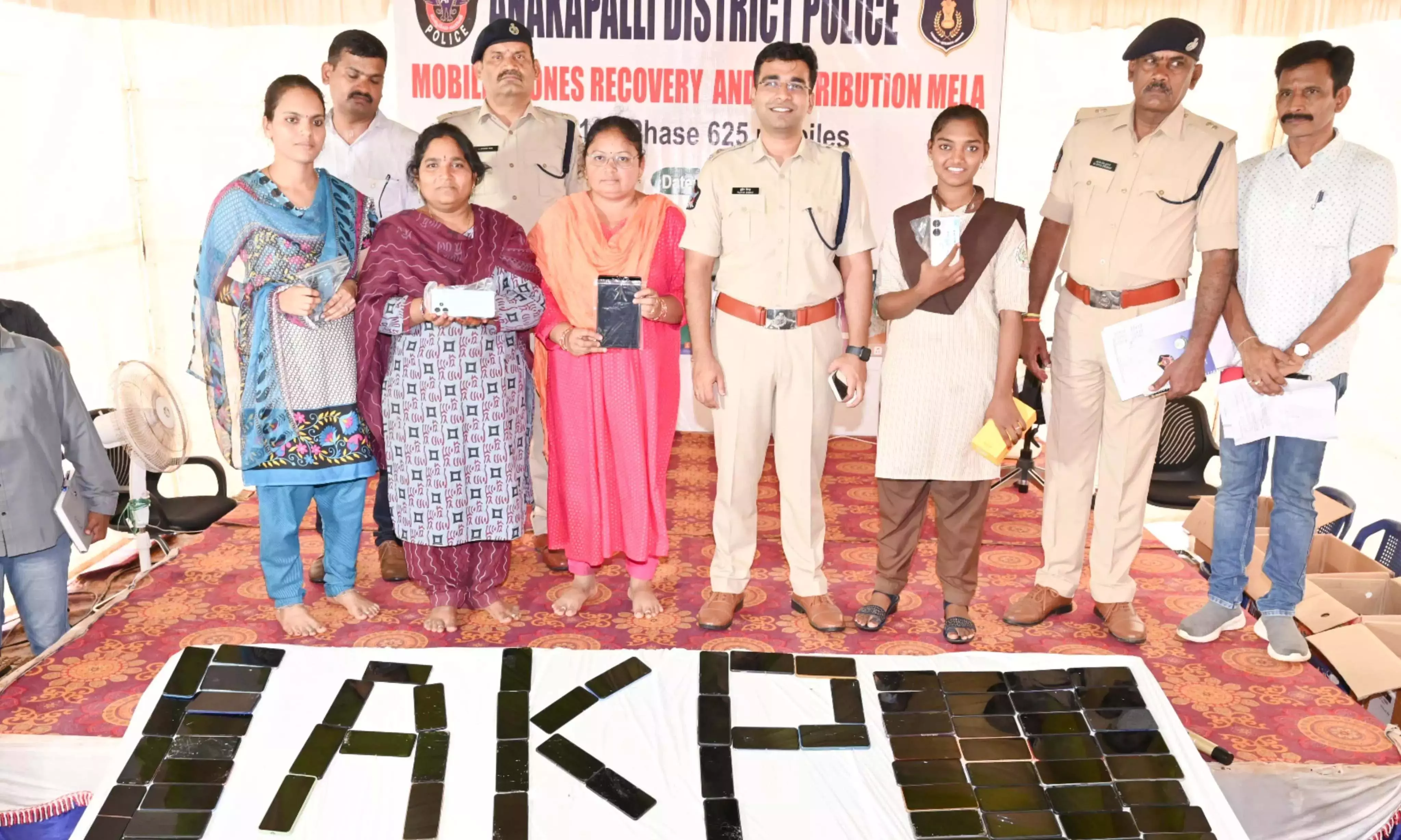 Anakapalle जिला पुलिस ने 1.20 करोड़ रुपये मूल्य के मोबाइल फोन बरामद किए Anakapalle जिला पुलिस ने 1.20 करोड़ रुपये मूल्य के मोबाइल फोन बरामद किए
