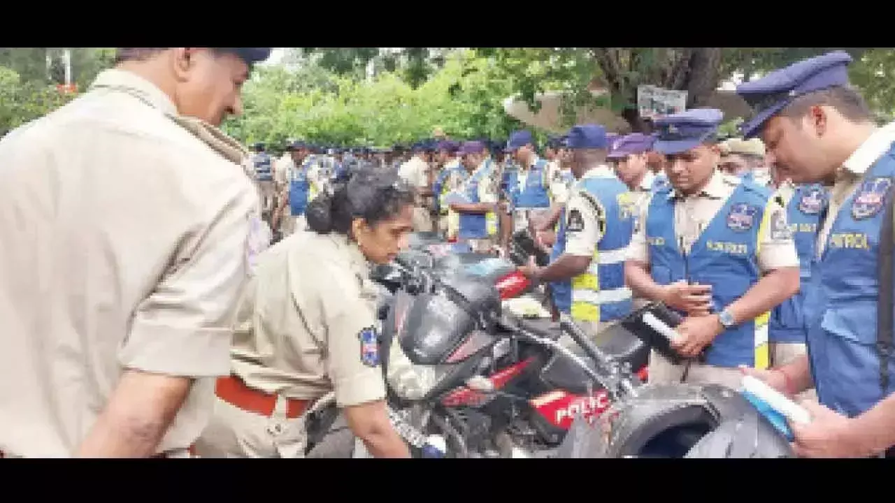 Telangana: डीसीपी ने गश्ती गाड़ियों और ब्लू कोल्ट्स का निरीक्षण किया Telangana: डीसीपी ने गश्ती गाड़ियों और ब्लू कोल्ट्स का निरीक्षण किया