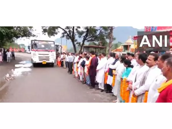 उपराज्यपाल मनोज सिन्हा ने Amarnath Yatra के तीर्थयात्रियों के पहले जत्थे को हरी झंडी दिखाई उपराज्यपाल मनोज सिन्हा ने Amarnath Yatra के तीर्थयात्रियों के पहले जत्थे को हरी झंडी दिखाई