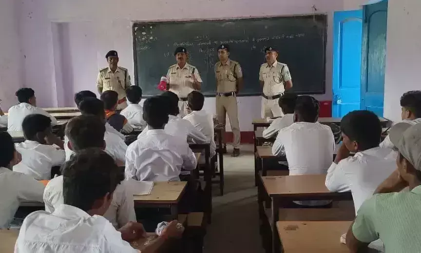 Bhagalpur: आरपीएफ ने रेलवे यात्रियों को किया जागरूक Bhagalpur: आरपीएफ ने रेलवे यात्रियों को किया जागरूक