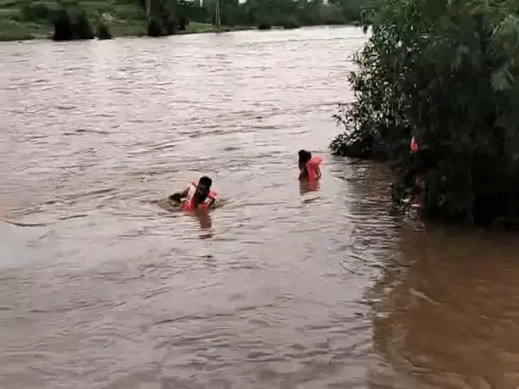 कोटवार की तलाश जारी, नदी पार करते समय बहा कोटवार की तलाश जारी, नदी पार करते समय बहा