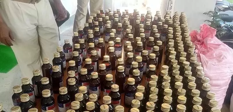 पुलिस ने कोडीन कफ सिरप की 700 से अधिक बोतलें की जब्त, दो को किया गिरफ्तार पुलिस ने कोडीन कफ सिरप की 700 से अधिक बोतलें की जब्त, दो को किया गिरफ्तार