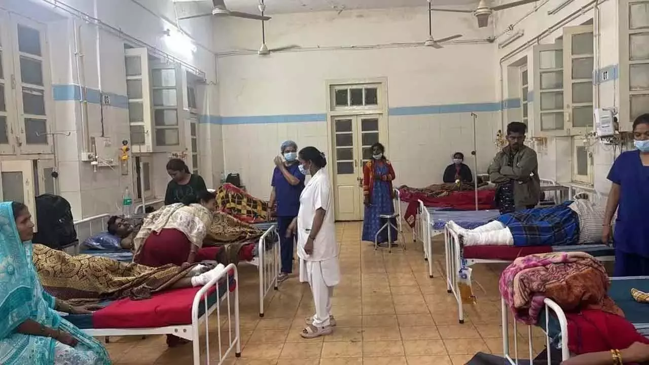 Karnataka: विक्टोरिया अस्पताल में मामूली आग के बाद 26 मरीजों को अस्पताल से निकाला गया Karnataka: विक्टोरिया अस्पताल में मामूली आग के बाद 26 मरीजों को अस्पताल से निकाला गया