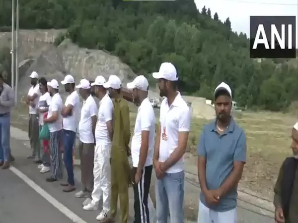 Pahalgam आतंकी हमले के कुछ सप्ताह बाद स्थानीय लोगों ने तीर्थयात्रियों का स्वागत किया Pahalgam आतंकी हमले के कुछ सप्ताह बाद स्थानीय लोगों ने तीर्थयात्रियों का स्वागत किया