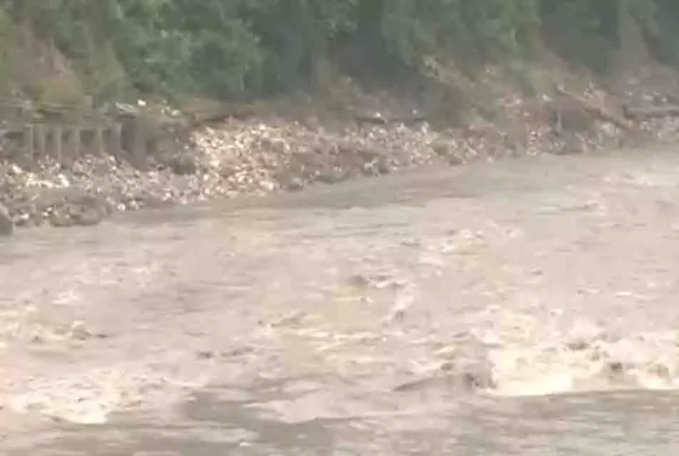 हिमाचल प्रदेश के मंडी में भारी बारिश के बाद ब्यास नदी में भीषण बाढ़ आई हिमाचल प्रदेश के मंडी में भारी बारिश के बाद ब्यास नदी में भीषण बाढ़ आई