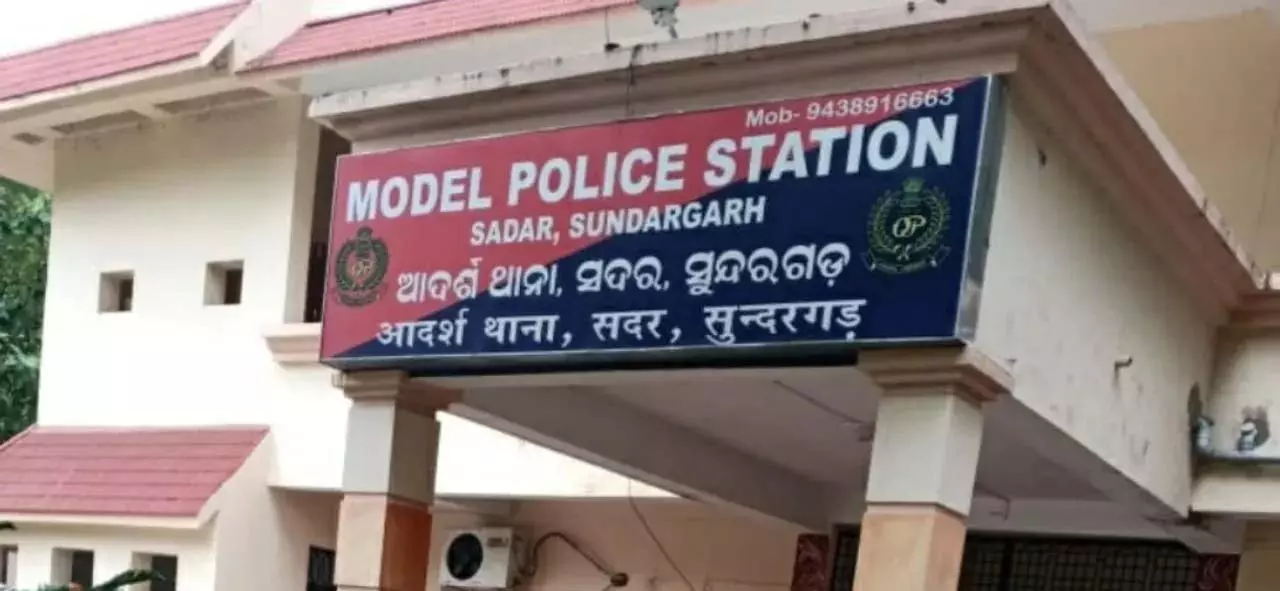 Odisha: सुंदरगढ़ में लापता युवक का शव तालाब में मिला, हत्या की आशंका Odisha: सुंदरगढ़ में लापता युवक का शव तालाब में मिला, हत्या की आशंका