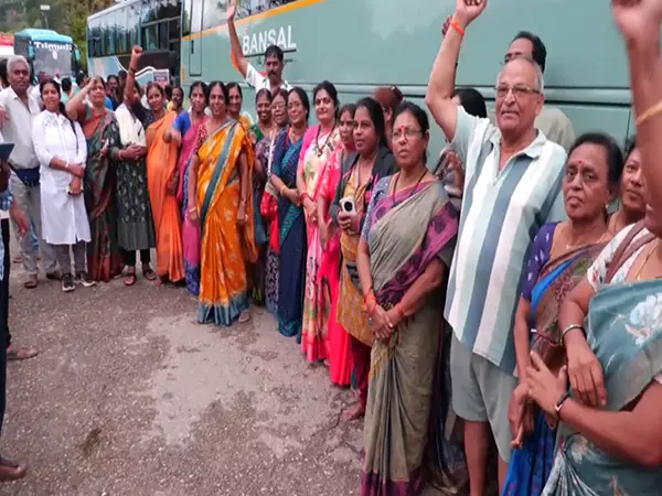 अमरनाथ यात्रा के तीर्थयात्रियों का पहला जत्था उधमपुर पहुंचा, कड़ी सुरक्षा के बीच गर्मजोशी से स्वागत किया गया अमरनाथ यात्रा के तीर्थयात्रियों का पहला जत्था उधमपुर पहुंचा, कड़ी सुरक्षा के बीच गर्मजोशी से स्वागत किया गया
