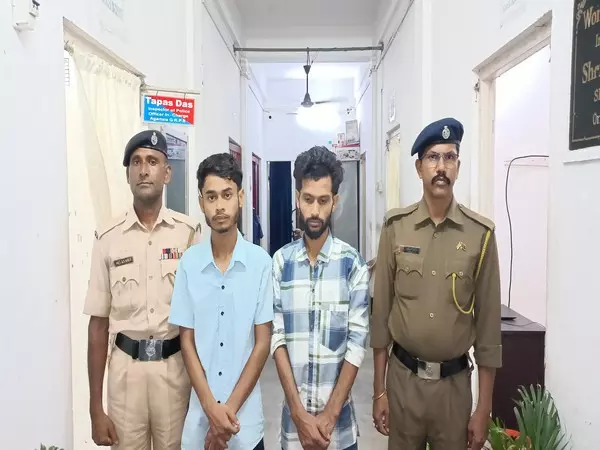 Agartala रेलवे पुलिस ने 6 किलो से अधिक सूखी गांजे के साथ दो लोगों को किया गिरफ्तार Agartala रेलवे पुलिस ने 6 किलो से अधिक सूखी गांजे के साथ दो लोगों को किया गिरफ्तार