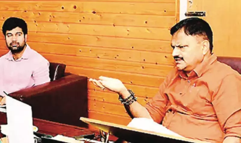 राणा ने पुंछ में पीएमजीएसवाई परियोजनाओं की समीक्षा की राणा ने पुंछ में पीएमजीएसवाई परियोजनाओं की समीक्षा की