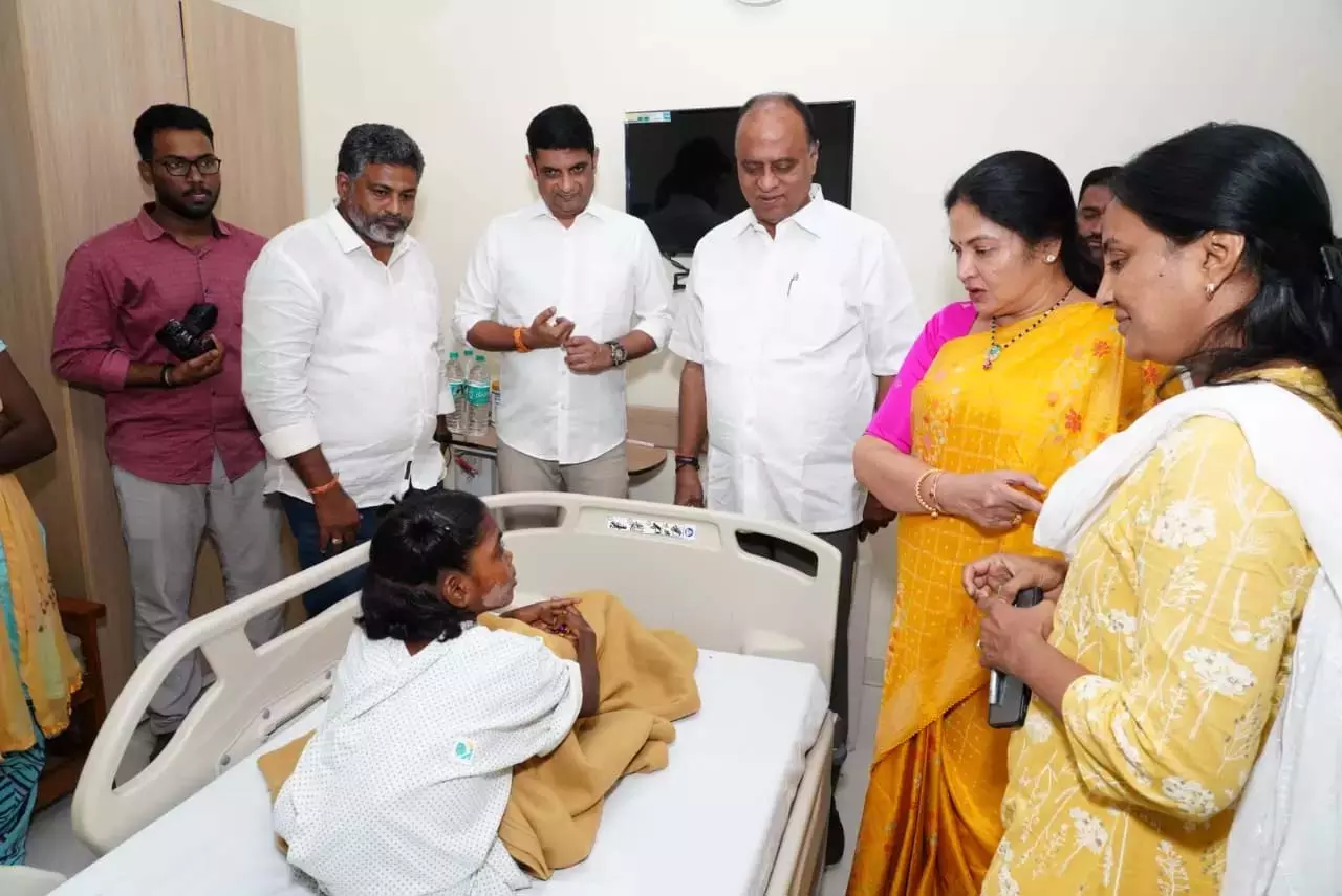 Andhra: वेमिरेड्डी दम्पति ने हमले की पीड़िता को सहायता का आश्वासन दिया Andhra: वेमिरेड्डी दम्पति ने हमले की पीड़िता को सहायता का आश्वासन दिया