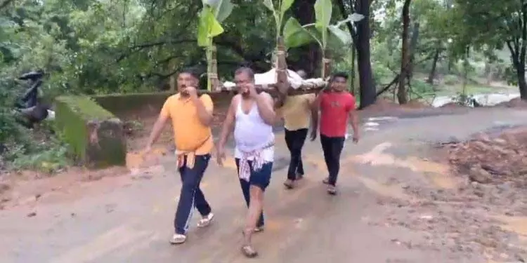 ओडिशा: जातिवाद के चलते गांव में घंटों अछूता पड़ा रहा महिला का शव ओडिशा: जातिवाद के चलते गांव में घंटों अछूता पड़ा रहा महिला का शव