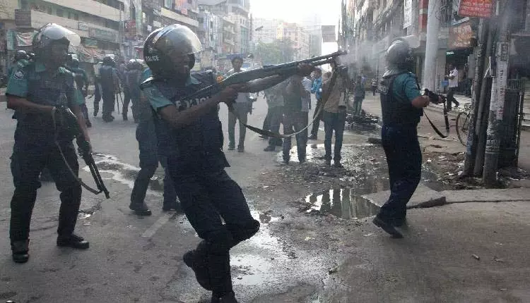 Bangladesh : छात्रों और पुलिस के बीच झड़प में 10 लोग घायल Bangladesh : छात्रों और पुलिस के बीच झड़प में 10 लोग घायल