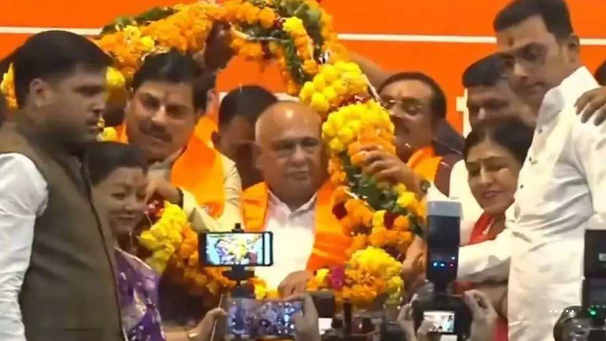 मेरे परिवार ने 100 साल तक कांग्रेस के खिलाफ झंडा उठाया है: BJP की कमान संभालने के बाद हेमंत खंडेलवाल मेरे परिवार ने 100 साल तक कांग्रेस के खिलाफ झंडा उठाया है: BJP की कमान संभालने के बाद हेमंत खंडेलवाल