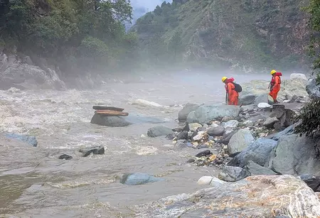 भारी तबाही: 34 लापता लोगों की तलाश के लिए बचाव अभियान जारी भारी तबाही: 34 लापता लोगों की तलाश के लिए बचाव अभियान जारी