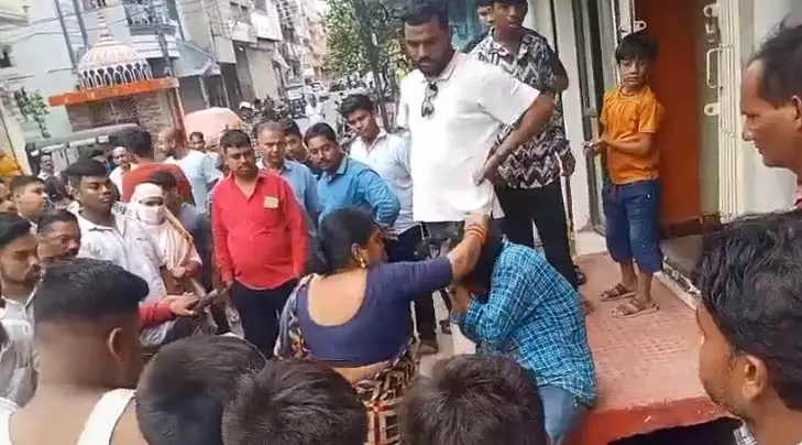 चौकीदार को मालकिन ने थपड़ाया, हरकत CCTV में कैद चौकीदार को मालकिन ने थपड़ाया, हरकत CCTV में कैद