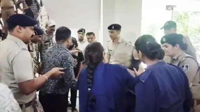 इंसाफ की तलाश में थकी महिला ने SP ऑफिस में की आत्महत्या की कोशिश इंसाफ की तलाश में थकी महिला ने SP ऑफिस में की आत्महत्या की कोशिश