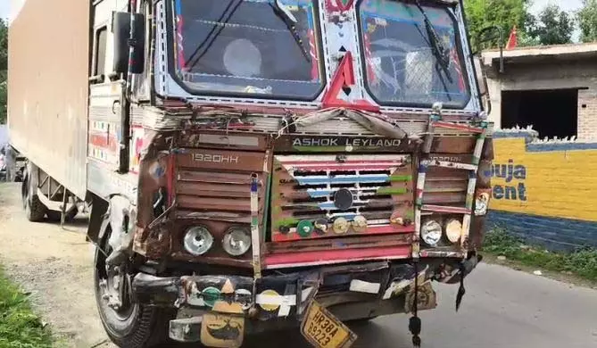 Jammu-Kashmir: नशे में धुत ट्रक ड्राइवर ने मचाया उत्पात, मौके पर मची चीख-पुकार Jammu-Kashmir: नशे में धुत ट्रक ड्राइवर ने मचाया उत्पात, मौके पर मची चीख-पुकार