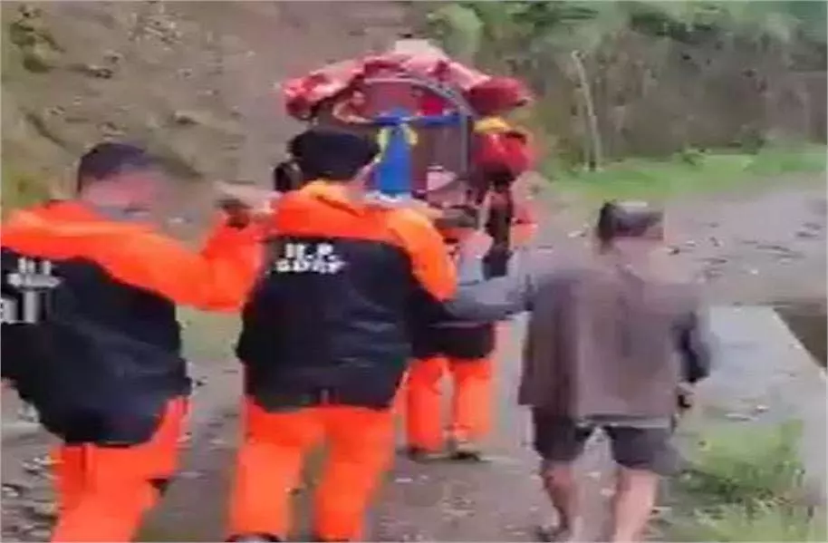 Mandi : गर्भवती महिला को पैदल पालकी में बैठाकर SDRF की टीम ने किया रेस्क्यू Mandi : गर्भवती महिला को पैदल पालकी में बैठाकर SDRF की टीम ने किया रेस्क्यू