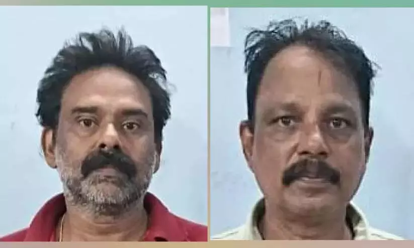 पुलिस ने स्कूली छात्रों को अवैध उत्पाद बेचने के आरोप में संदिग्धों को गिरफ्तार किया पुलिस ने स्कूली छात्रों को अवैध उत्पाद बेचने के आरोप में संदिग्धों को गिरफ्तार किया