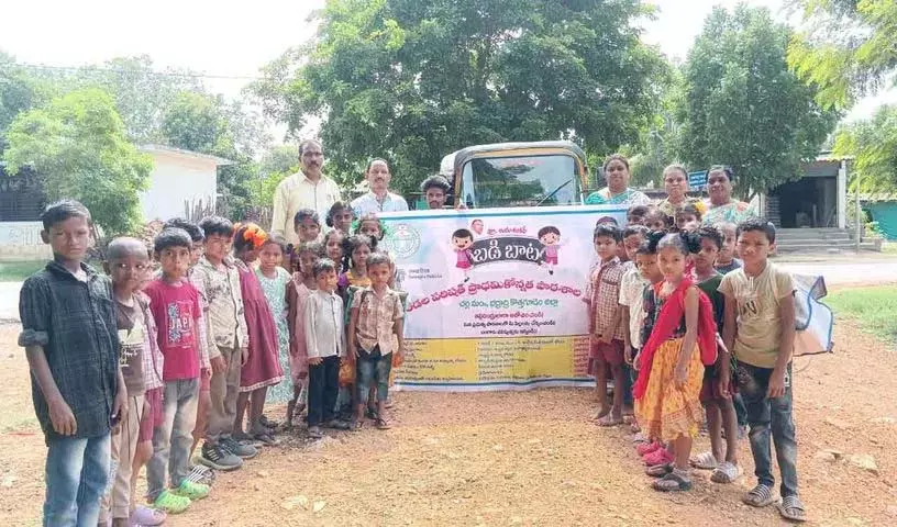 सरकारी स्कूल के शिक्षक किराये पर ऑटो लेते, सुदूर Kaliveru स्कूल में नामांकन बढ़ा सरकारी स्कूल के शिक्षक किराये पर ऑटो लेते, सुदूर Kaliveru स्कूल में नामांकन बढ़ा