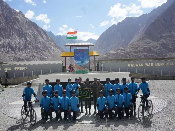 सेना ने शहीद बहादुरों को श्रद्धांजलि देने के लिए न्योमा से गलवान तक 312 किलोमीटर की साइकिल यात्रा की सेना ने शहीद बहादुरों को श्रद्धांजलि देने के लिए न्योमा से गलवान तक 312 किलोमीटर की साइकिल यात्रा की