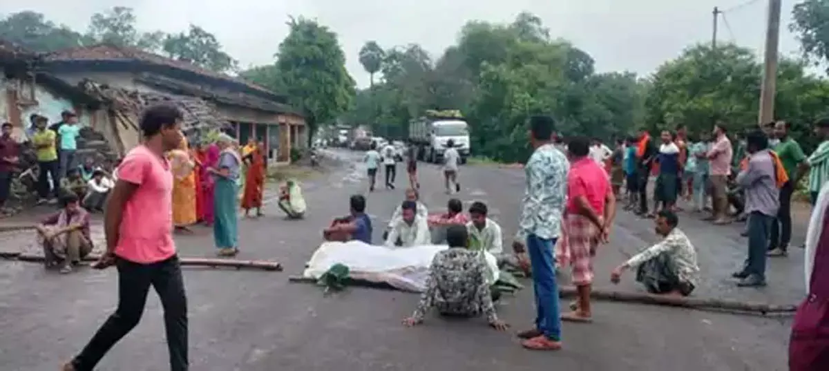 ट्रेलर ने रौंदा, युवक की स्पॉट पर ही मौत ट्रेलर ने रौंदा, युवक की स्पॉट पर ही मौत