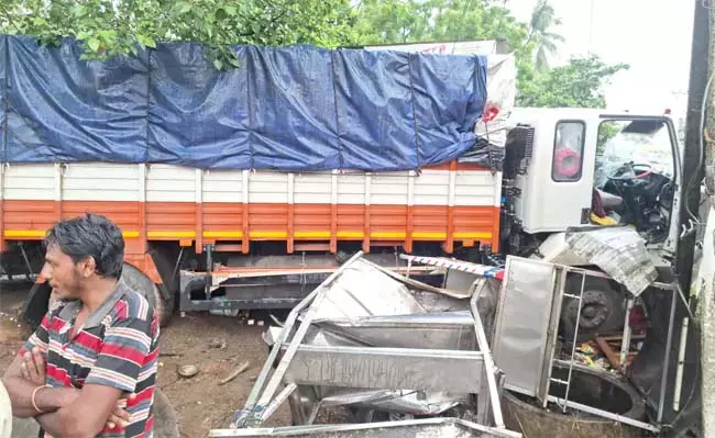Andhra : वेगावरम में ट्रकों का उत्पात दर्जनों वाहन नष्ट Andhra : वेगावरम में ट्रकों का उत्पात दर्जनों वाहन नष्ट
