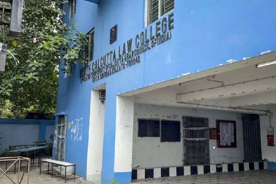 कस्बा गैंगरेप मामले में चुप्पी पर BJP युवा मोर्चा ने महिला आयोग प्रमुख की तलाश का नाटक किया कस्बा गैंगरेप मामले में चुप्पी पर BJP युवा मोर्चा ने महिला आयोग प्रमुख की तलाश का नाटक किया