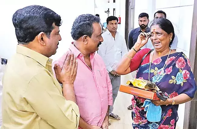 Andhra : पवन कल्याण ने फिल्म अभिनेत्री वासुकी को दी आर्थिक मदद Andhra : पवन कल्याण ने फिल्म अभिनेत्री वासुकी को दी आर्थिक मदद