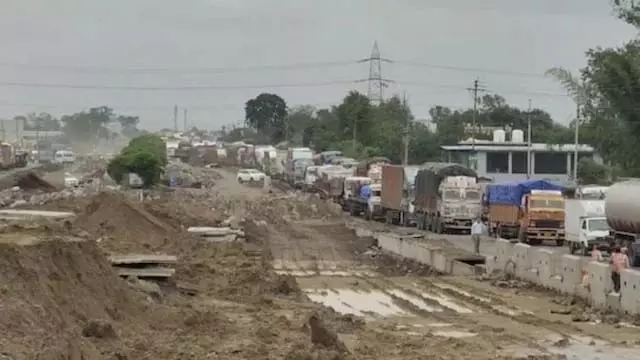 40 घंटे का लंबा जाम बना मौत का कारण, धूप में यात्रियों की तबीयत बिगड़ी 40 घंटे का लंबा जाम बना मौत का कारण, धूप में यात्रियों की तबीयत बिगड़ी