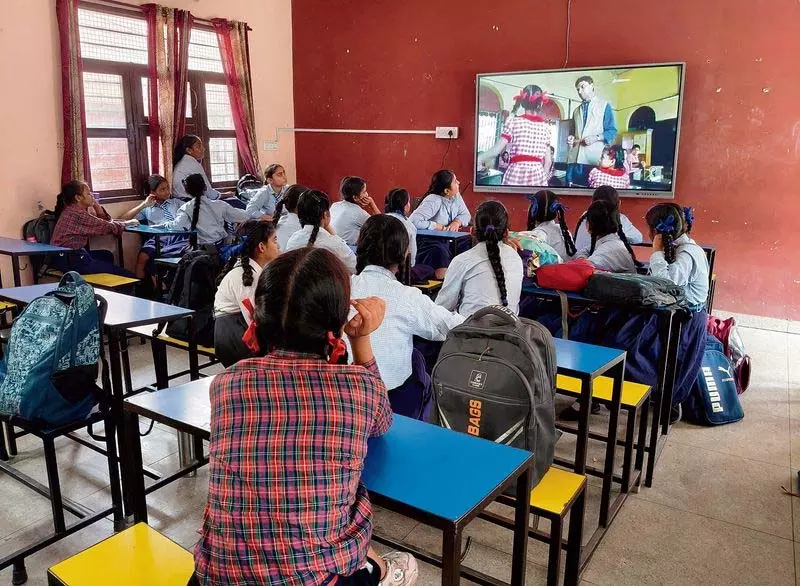 Jalandhar: गर्मजोशी से स्वागत, ठंडा प्रतिसाद, कम उपस्थिति के साथ स्कूल खुले Jalandhar: गर्मजोशी से स्वागत, ठंडा प्रतिसाद, कम उपस्थिति के साथ स्कूल खुले
