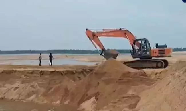 Andhra: गोदावरी में अवैध रेत खनन पर कार्रवाई Andhra: गोदावरी में अवैध रेत खनन पर कार्रवाई