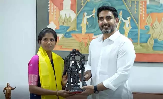Andhra: मंत्री लोकेश ने सरकारी शिक्षक को किया सम्मानित Andhra: मंत्री लोकेश ने सरकारी शिक्षक को किया सम्मानित