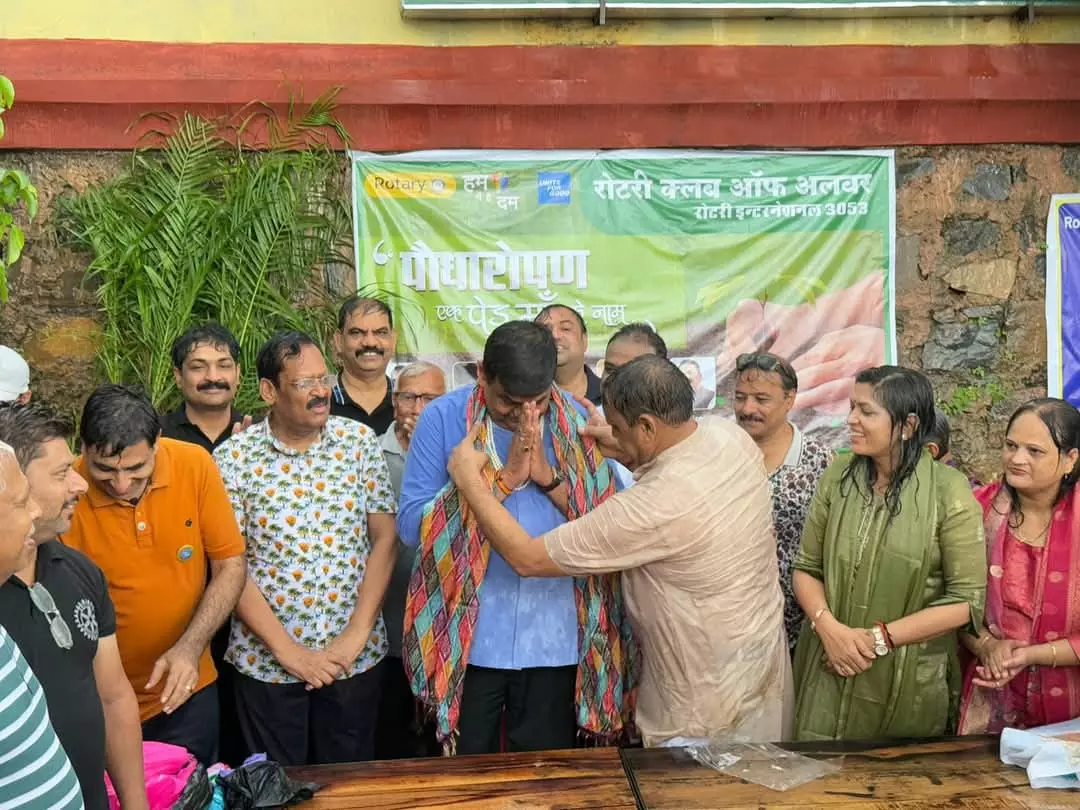 Jaipur: वन राज्यमंत्री ने बारिश की फुहारों के बीच पौधारोपण किया Jaipur: वन राज्यमंत्री ने बारिश की फुहारों के बीच पौधारोपण किया