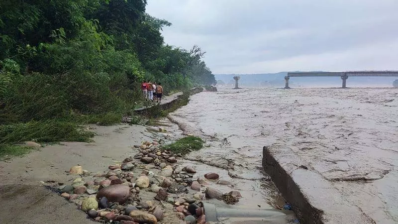 बादल फटने से आई आपदा, Kullu में सड़कें बह गईं, किसान परेशान बादल फटने से आई आपदा, Kullu में सड़कें बह गईं, किसान परेशान
