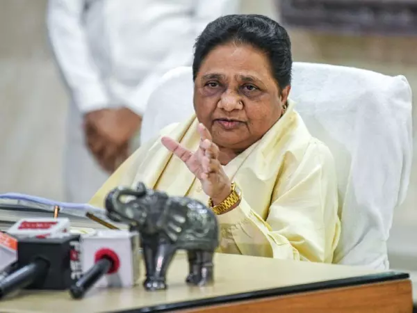 Mayawati ने यूपी में स्कूल विलय को बताया गरीब विरोधी और अन्यायपूर्ण Mayawati ने यूपी में स्कूल विलय को बताया गरीब विरोधी और अन्यायपूर्ण